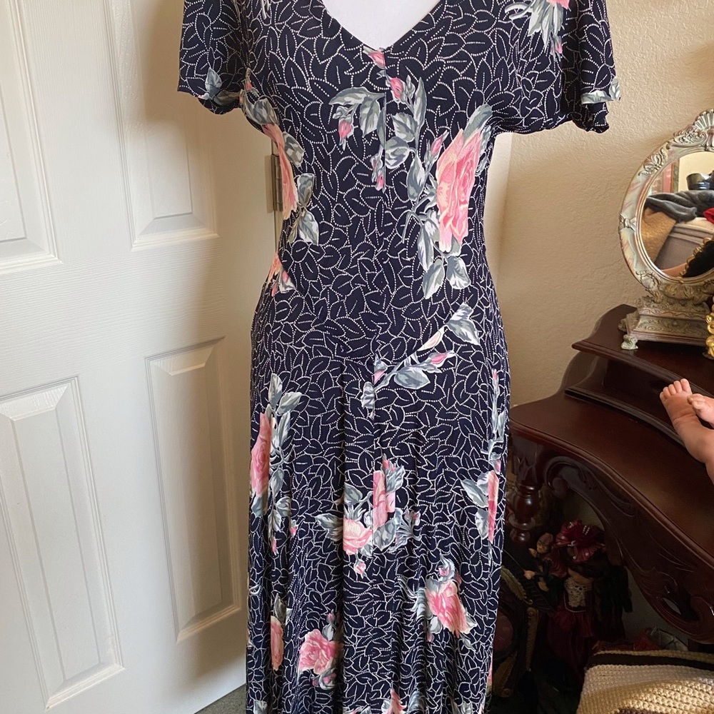 EUC SPRING DRESS SIZE MEDIUM…BEAUTIFUL